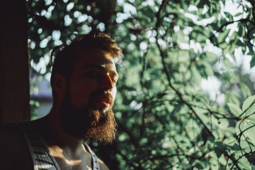 Afbeelding: Surrealistisch portret van een man gecombineerd met natuurlijke texturen van bladeren en bomen