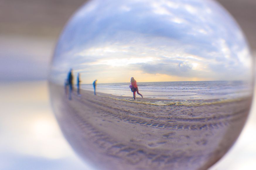 lensbal zee vrouw kind