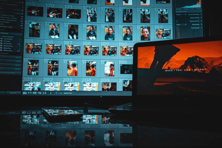 Afbeelding: Monitor toont rasterweergave van foto's in bewerkingssoftware, een voorbeeld van hoe AI bij fotografie het selectieproces (culling) versnelt