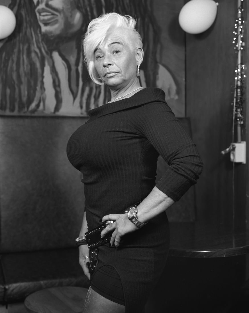 Betty, barvrouw van Hotel & Bar 55, Warmoesstraat, 2022 | Dana Lixenberg, De Wallen, 2025.