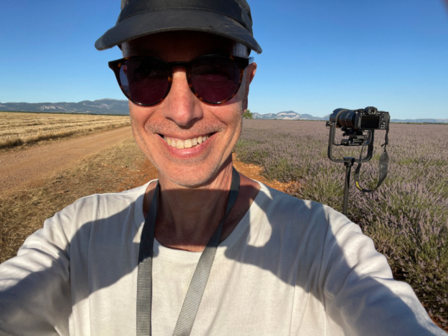 Afbeelding: Dre de Man in beeld, reviewer van de NIKKOR Z DX MC 35mm f/1.7