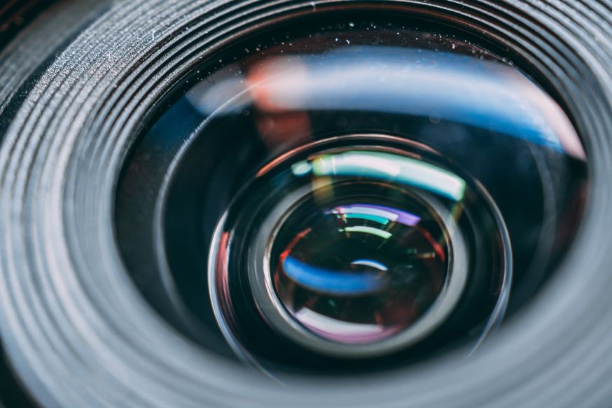 In dit artikel leer je dat je sommige krassen op je objectief niet eens kunt zien én natuurlijk hoe je eventuele nieuwe beschadigingen kunt voorkomen!