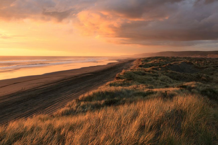 Een strand tijdens golden hour
