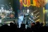 Rob Halford schopt mobiel weg tijdens concert