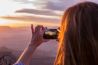 Vrouw maakt foto bij Grand Canyon en glijdt uit
