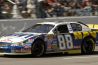 Opmerkelijk: toeschouwer van NASCAR race beklimt hek om close-up foto's te maken